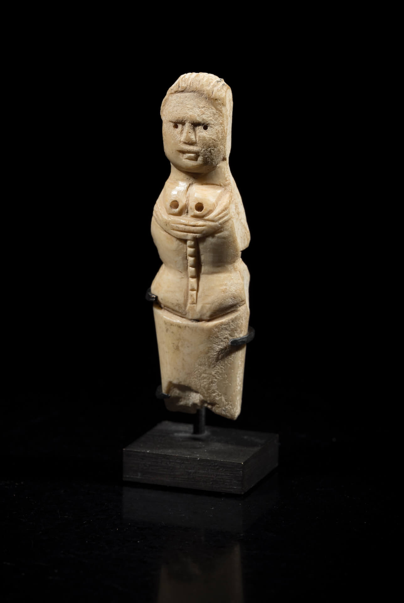 Votivní soška nebo amulet z kosti - Doba římská (1. - 2. stol. n.l. ) - Planeta lidí