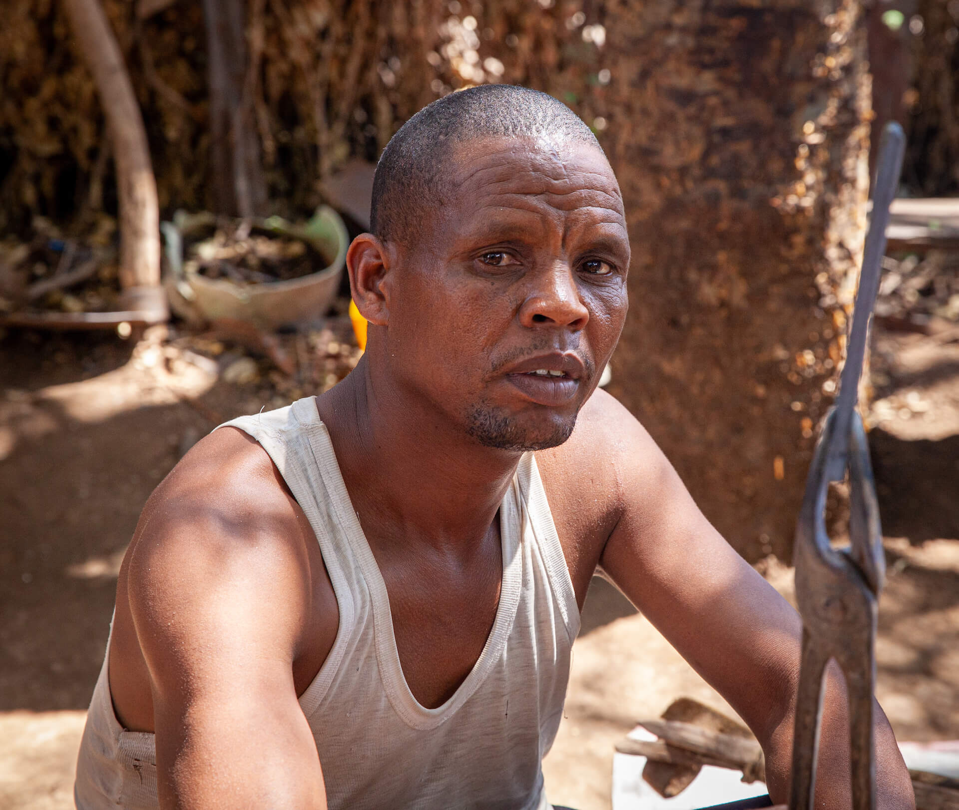 Zdatný kovář kmene Datoga. Tanzánie - Planeta lidí