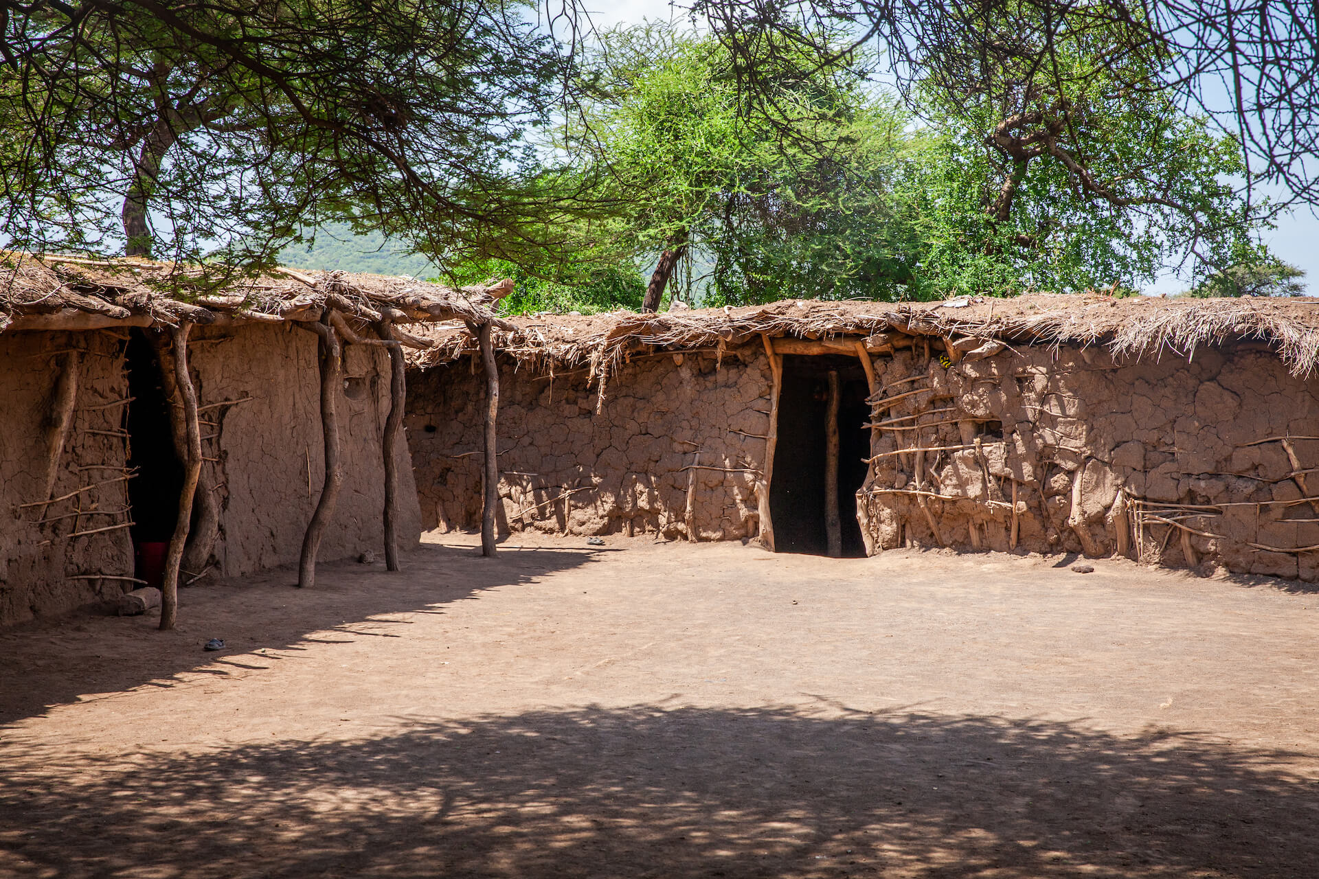 Obydlí kmene Datoga. Tanzánie - Planeta lidí