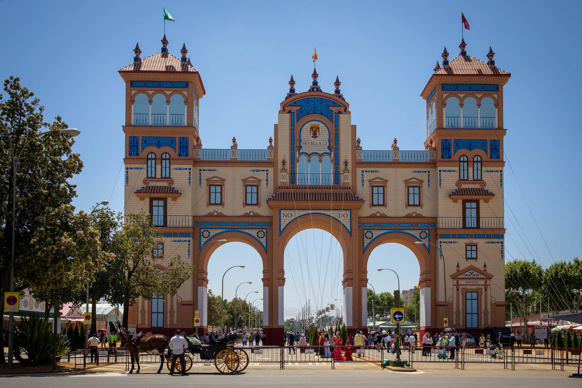 Brána k oslavám Feria de Sevilla - Planeta lidí