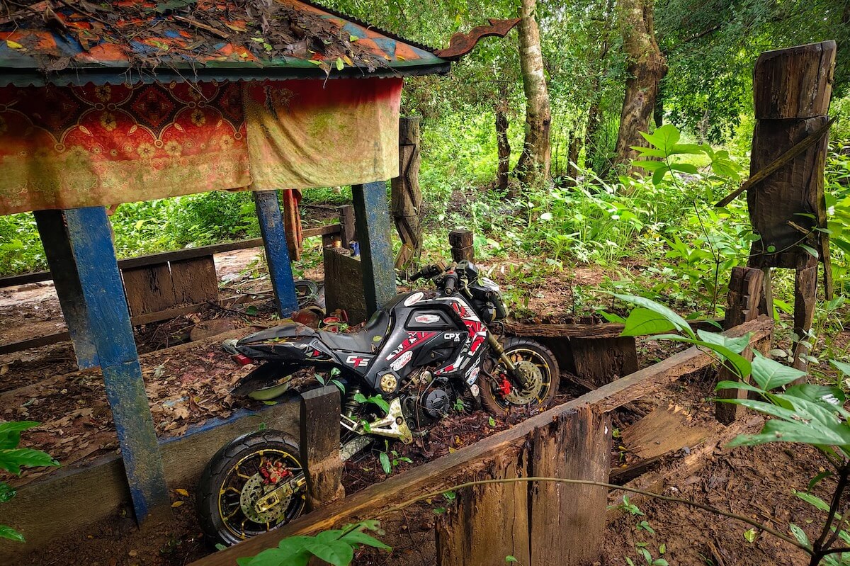 Motorka v hrobě - kmen Kachok | Milan Daněk | Planeta lidí