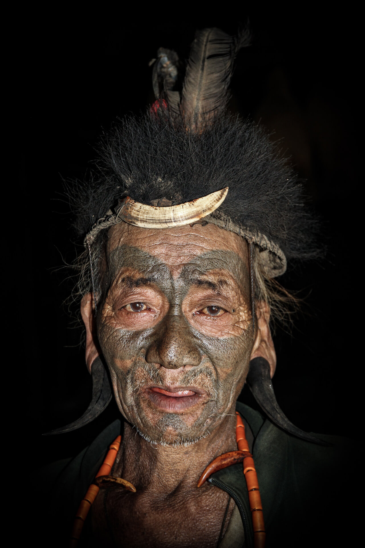 Muž kmene Konyak, vesnice Longwa - Planeta lidí