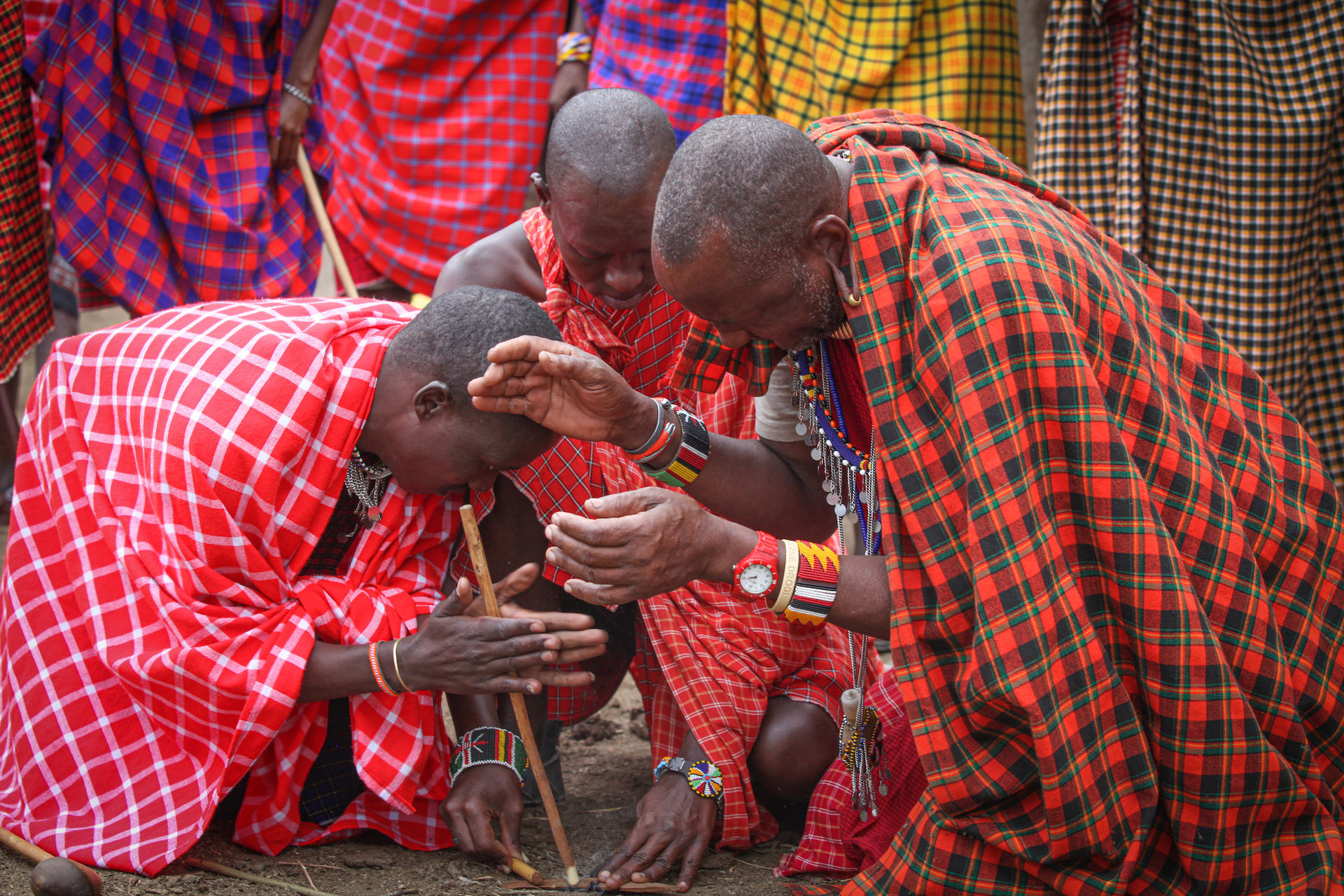 Rozdělávání ohně, Masai - NP Serengeti - Planeta lidí