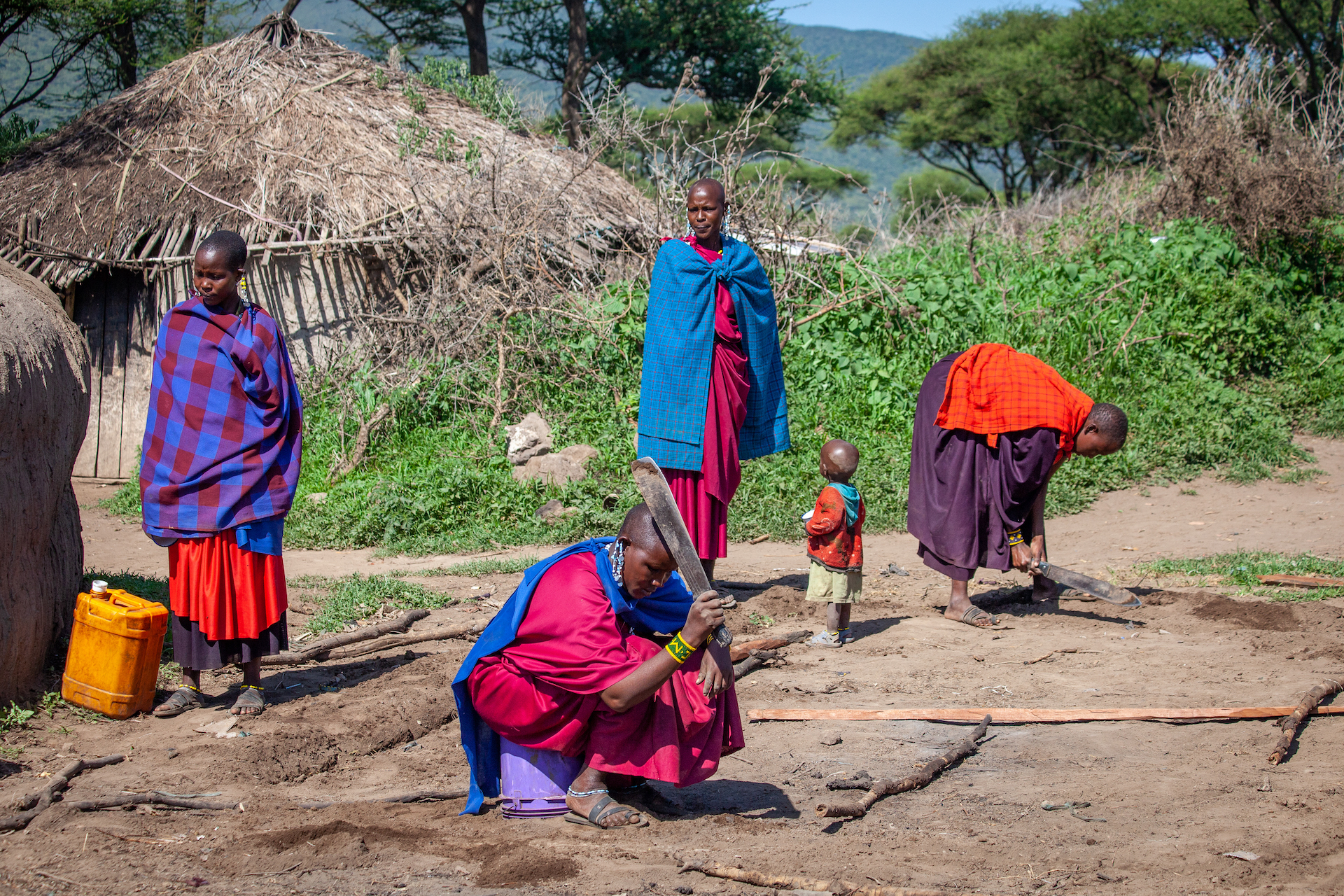 Ženy staví chýši, Masajové