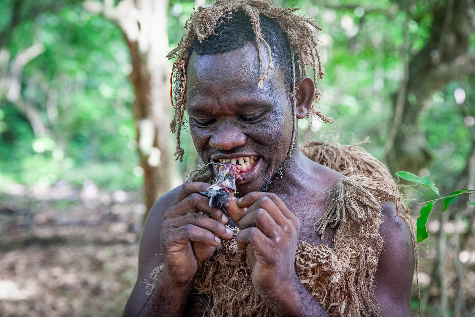 Didi si pochutnává na ptáčeti, kmen Mawanda - Planeta lidí