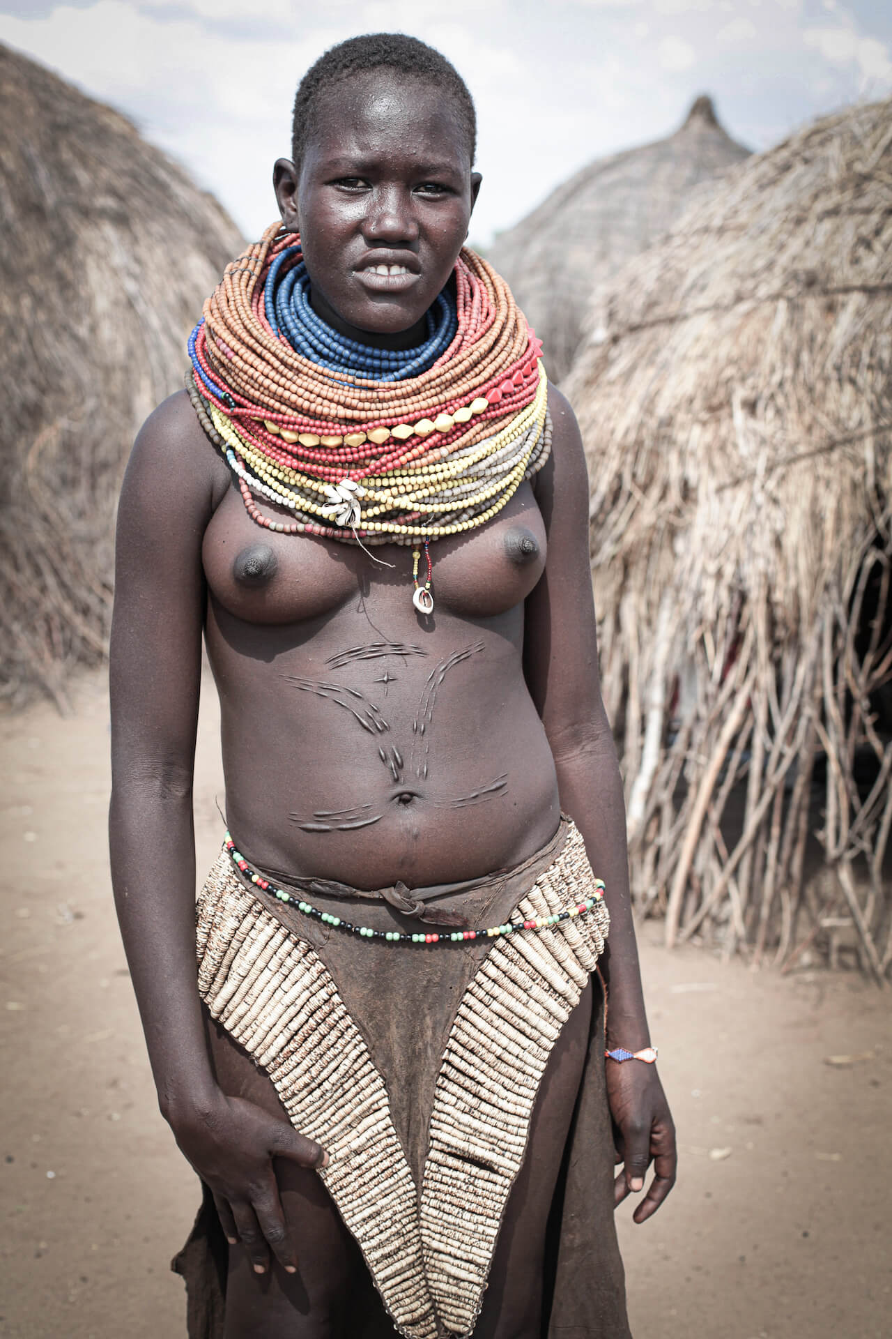 Žena v typickém oblečení Nyangatomů - Planeta lidí