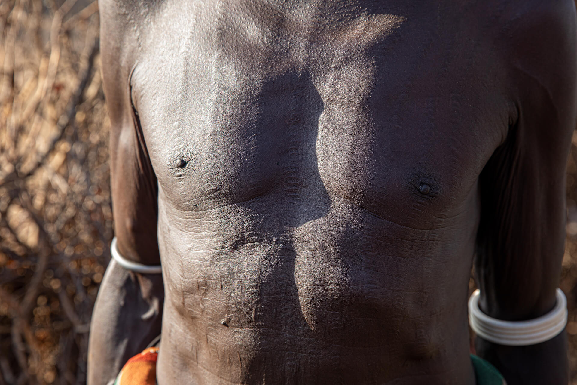 Tetování na mužské hrudi Nyangatom - Planeta lidí