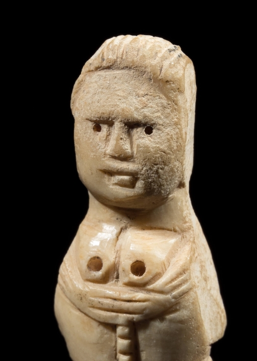 Votivní soška nebo amulet z kosti - Doba římská (1. - 2. stol. n.l. ) - Planeta lidí