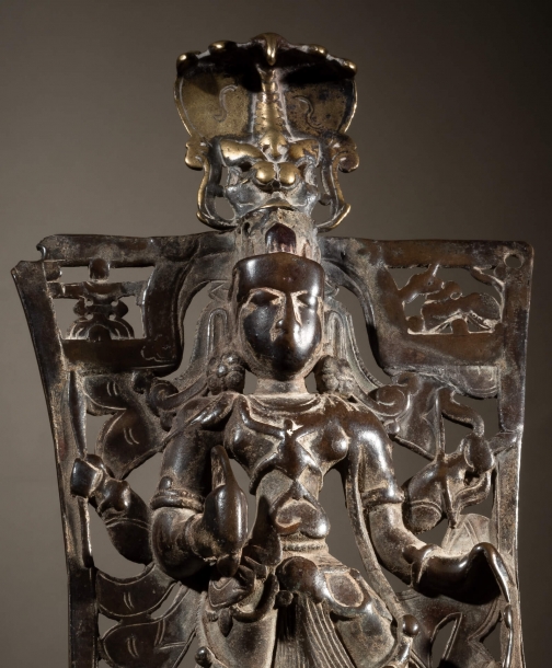 Zdobný prvek zpodobňující Virabhádru, divokou a hrůzostrašnou formu hindského boha Šivy | Planeta lidí