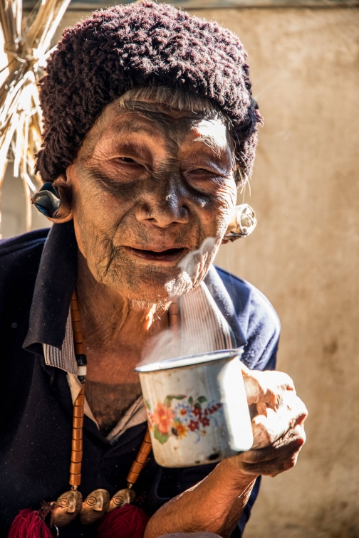 Nágové Konyak - Poslední lovci lebek, Nagaland - David Čečelský, Planeta lidí