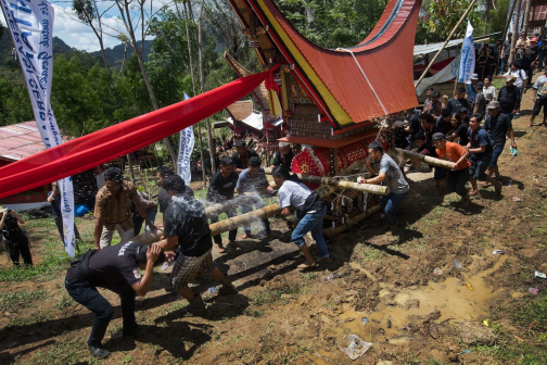 Torajský pohřeb, Sulawesi - Milan sekanina - Planeta lidí