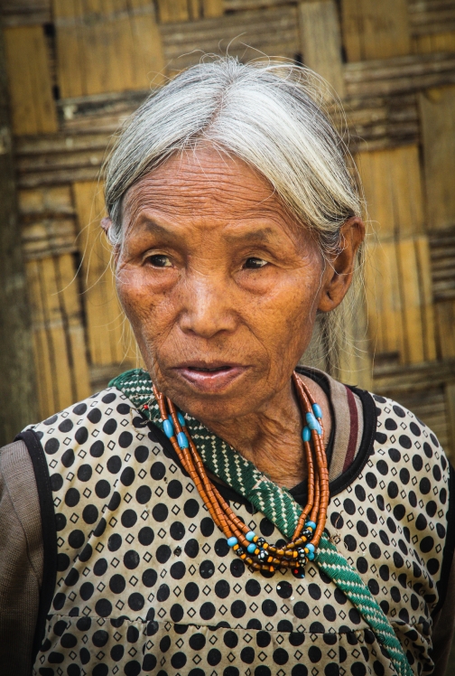 Phuktong a Mon, Nágové Konyak - Planeta lidí