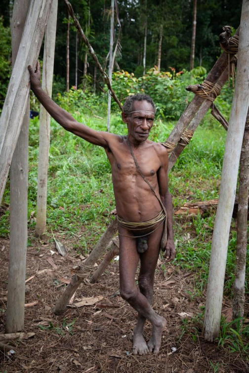 Ve vesnici Korowai, Irian Jaya -  Planeta lidí