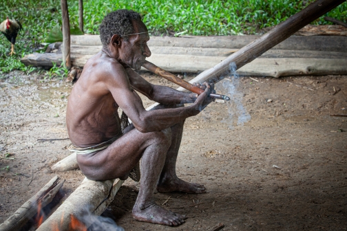 Ve vesnici Korowaiů, Irian Jaya -  Planeta lidí