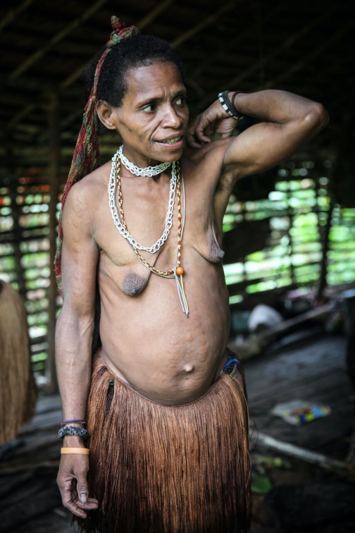 Ve vesnici Korowai, Irian Jaya -  Planeta lidí