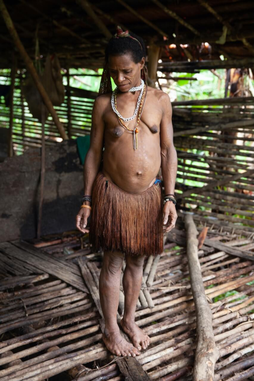 Ve vesnici Korowai, Irian Jaya -  Planeta lidí