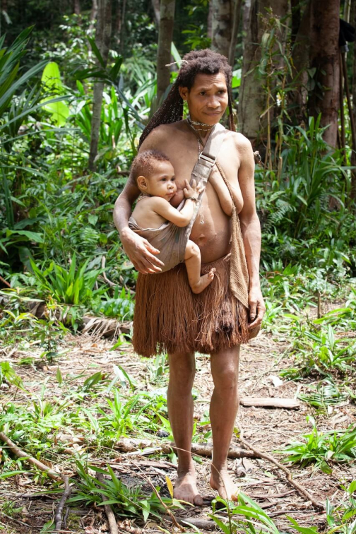 Ve vesnici Korowai, Irian Jaya -  Planeta lidí