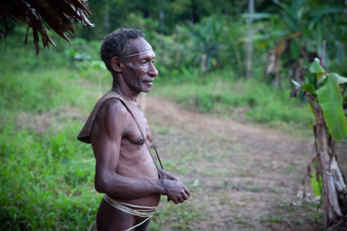 Ve vesnici Korowai, Irian Jaya -  Planeta lidí
