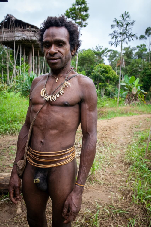 Ve vesnici Korowai, Irian Jaya -  Planeta lidí