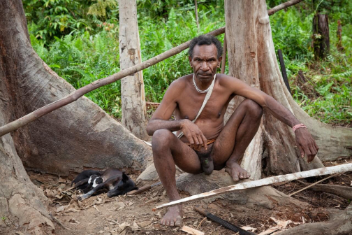 Ve vesnici Korowai, Irian Jaya -  Planeta lidí