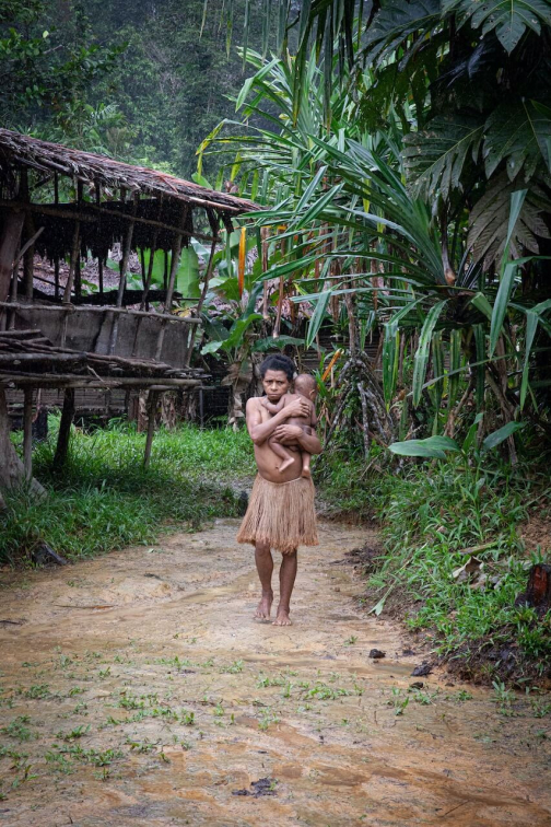 Ve vesnici Korowai, Irian Jaya -  Planeta lidí