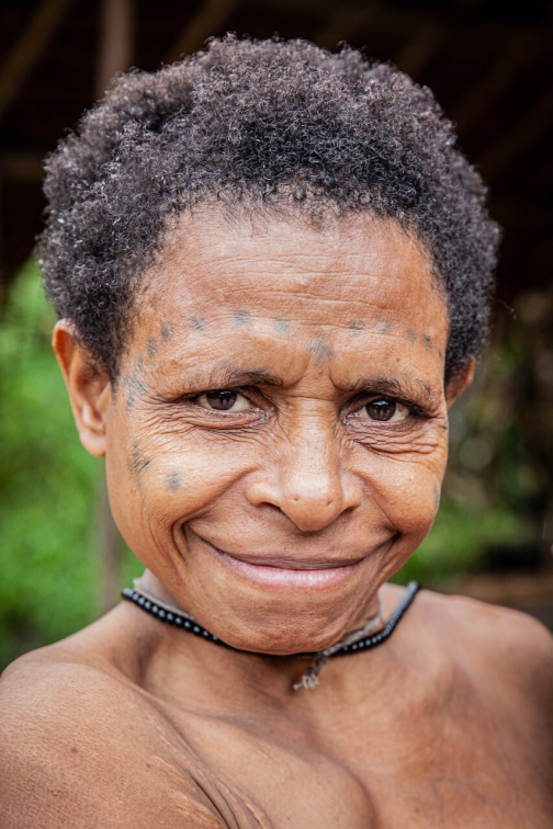 Ve vesnici Korowai, Irian Jaya -  Planeta lidí