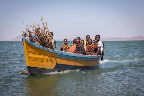 Loď s ženami kmene Turkana, jezero Turkana - Planeta lidí
