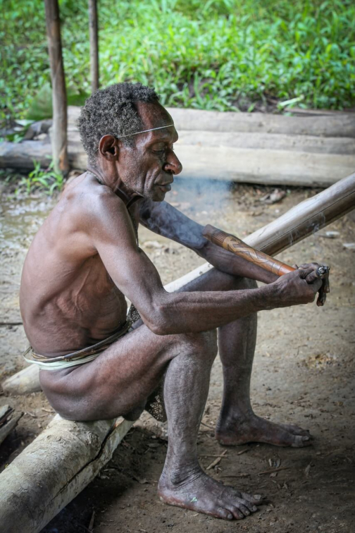Ve vesnici Korowai, Irian Jaya -  Planeta lidí